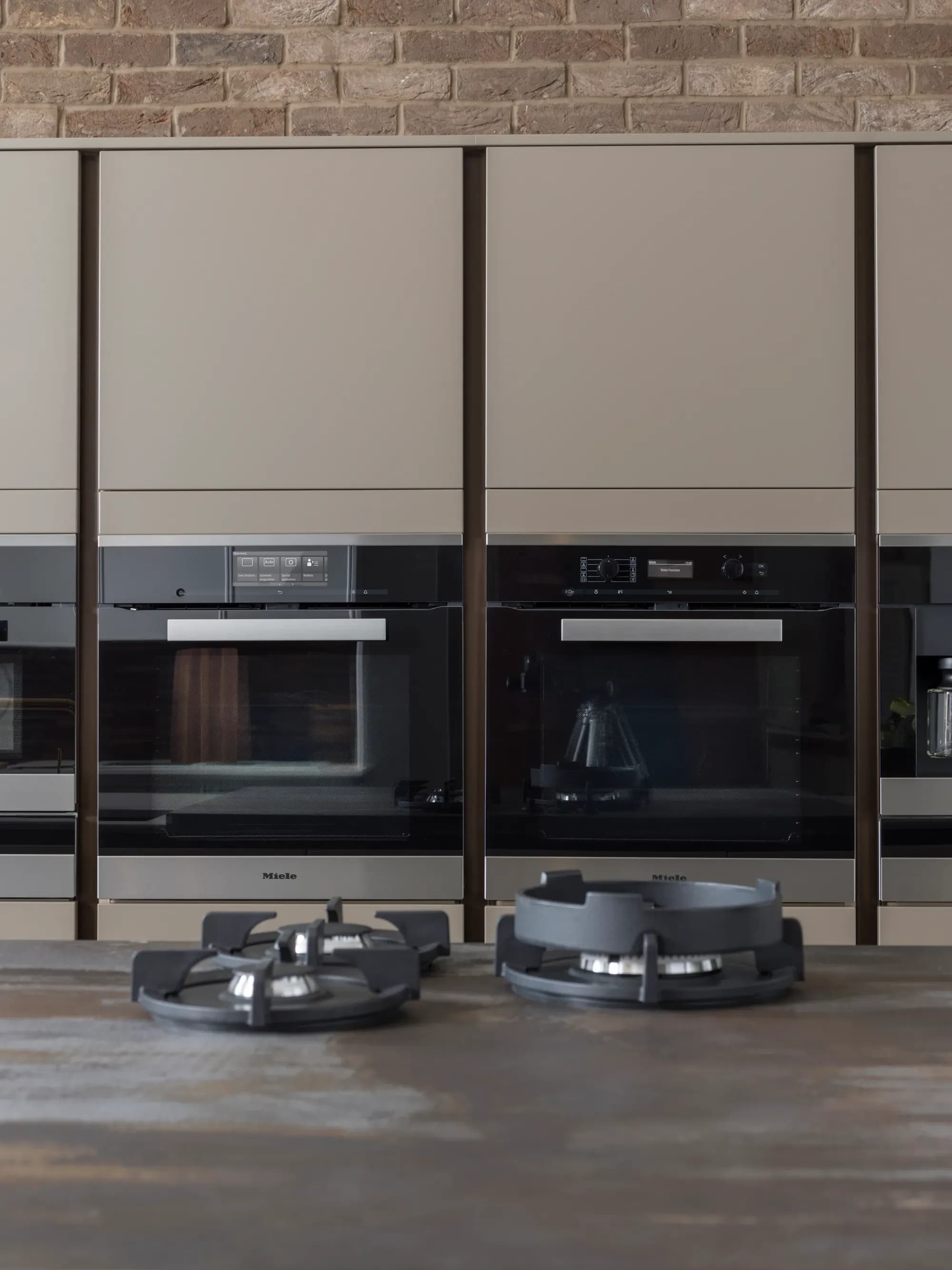 Linear Avant Clay and Stone kitchen cameo by Bentley Kitchens